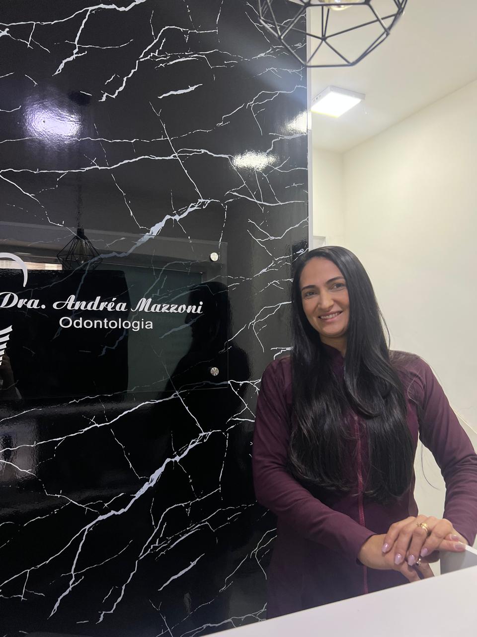 Dra. Andrea Mazzoni na recepção da clínica de odontologia na Penha, Rio de Janeiro