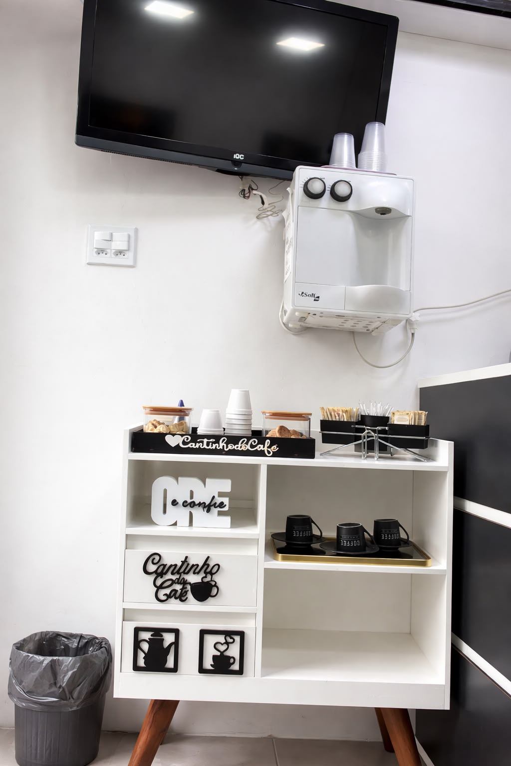 Cantinho do café disponível para pacientes na sala de espera da clínica na Penha