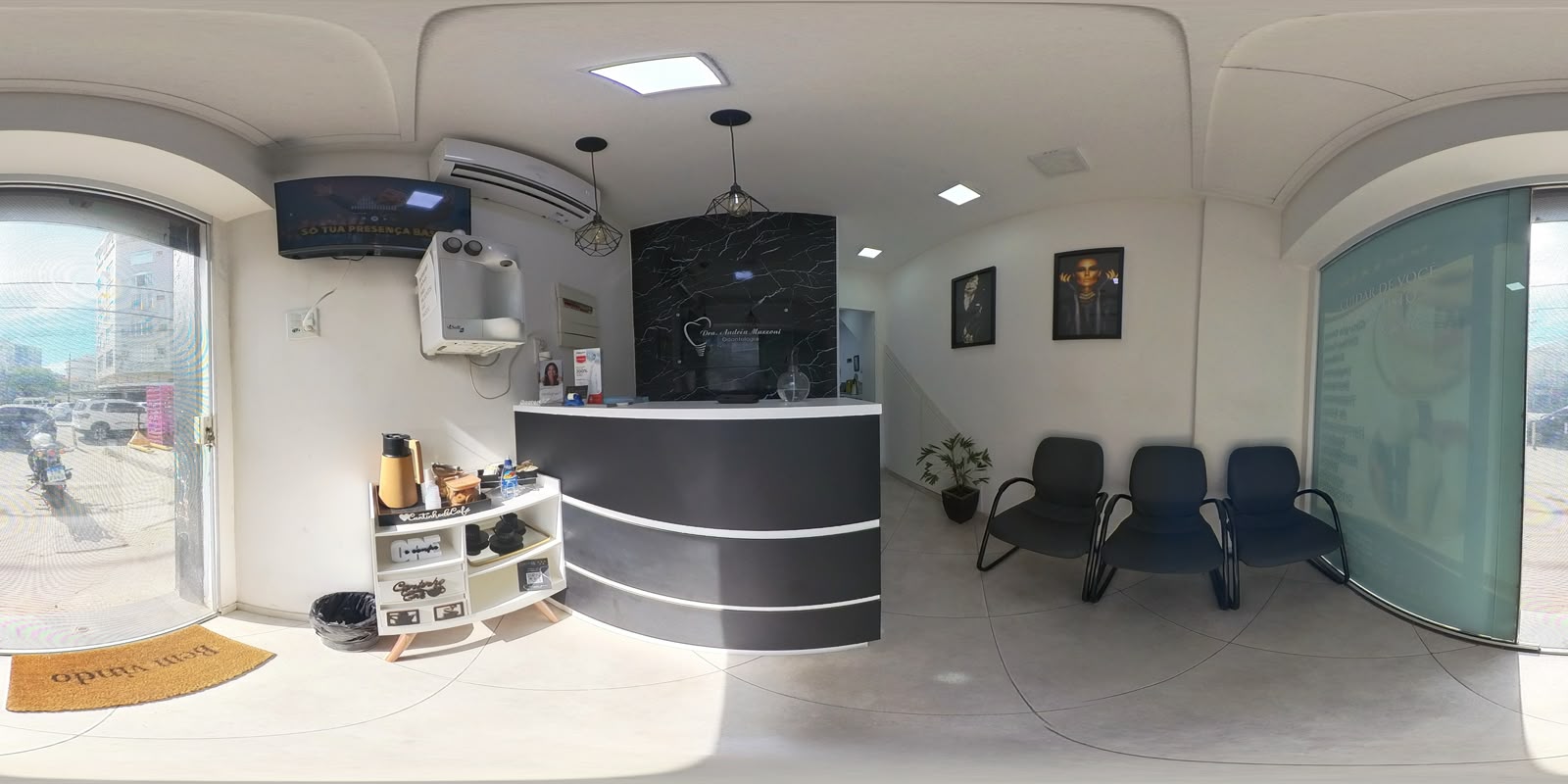 Recepção da clínica odontológica na Penha, Rio de Janeiro, com balcão de atendimento e sala de espera